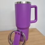 PURPURINĖS spalvos termo gertuvė su daugkartiniu šiaudeliu