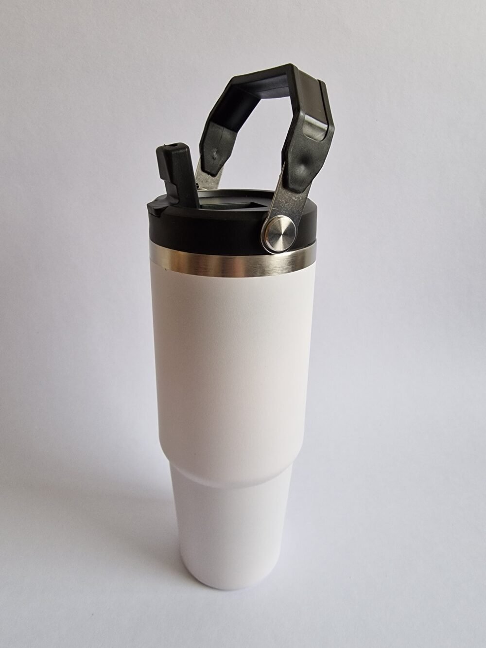 BALTOS spalvos 900 ml termo gertuvė su atlenkiamu šiaudeliu - Image 2