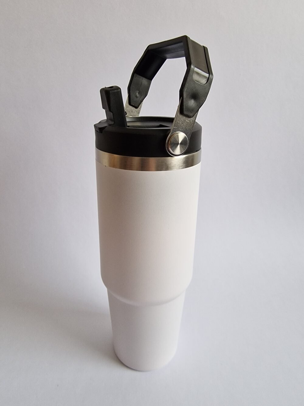 BALTOS spalvos 900 ml termo gertuvė su atlenkiamu šiaudeliu
