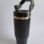 JUODOS spalvos 900 ml termo gertuvė su atlenkiamu šiaudeliu
